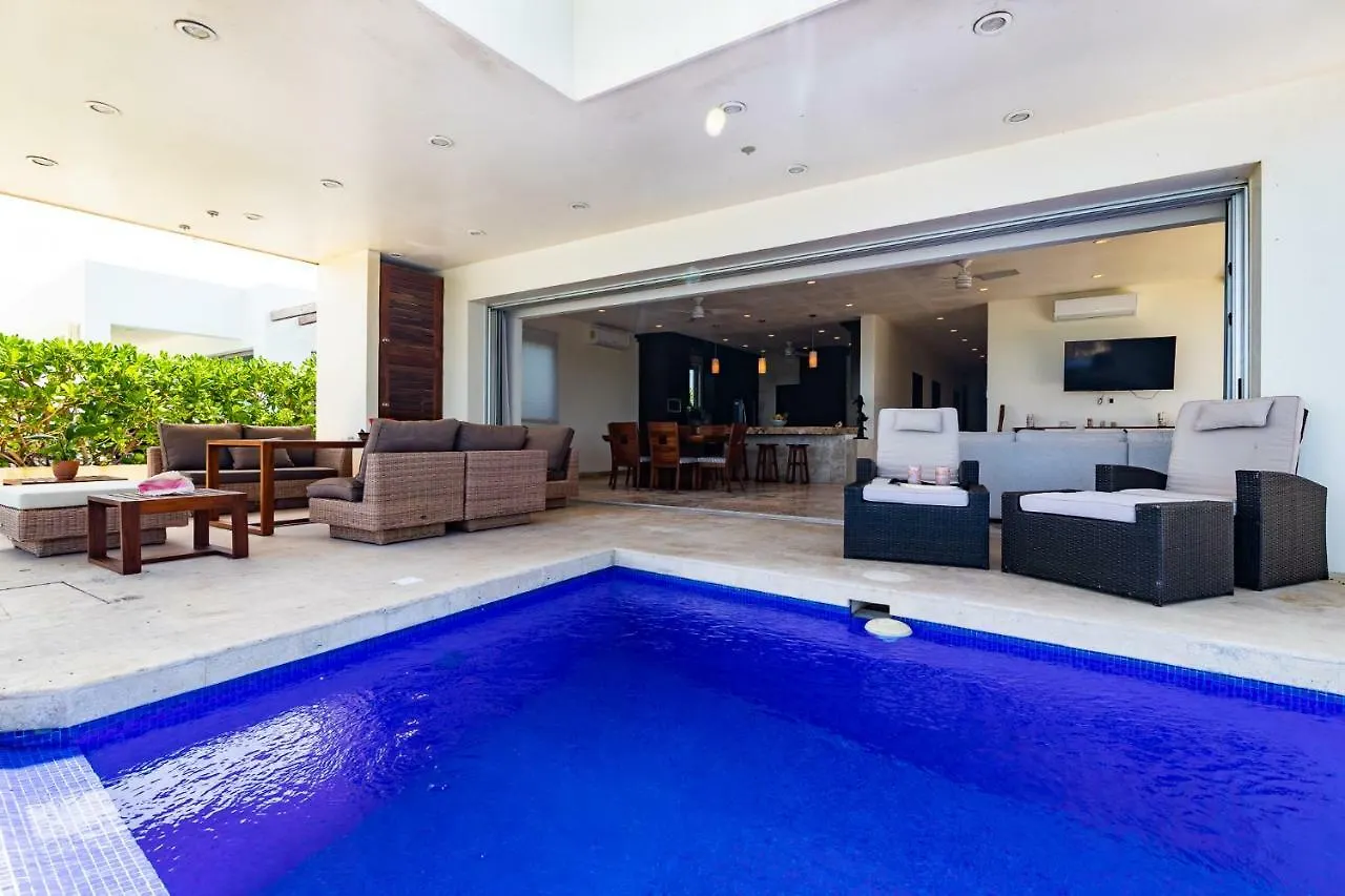 Дом отдыха Вилла Casa Martini- Oceanfront Private Pool House For 6 Плая-дель-Кармен