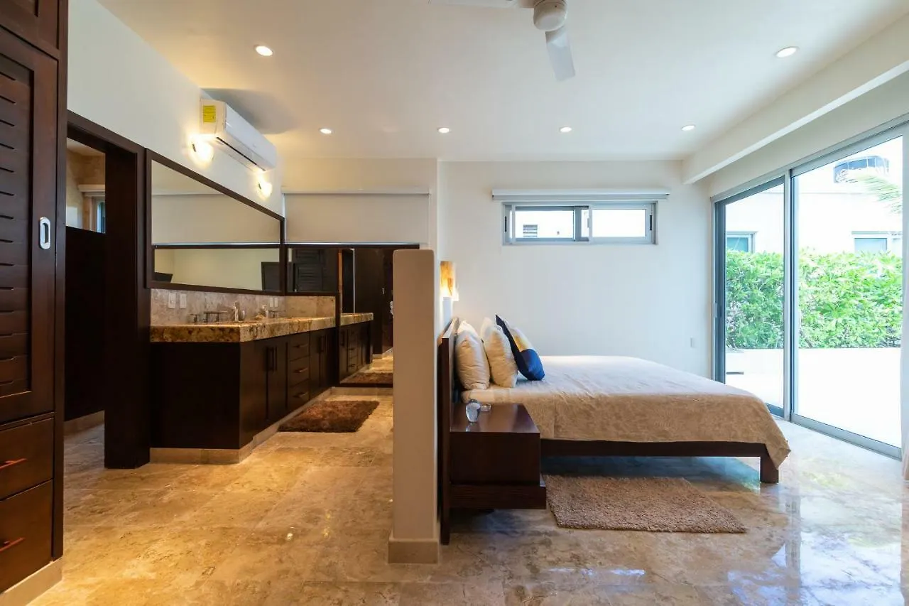 Вилла Casa Martini- Oceanfront Private Pool House For 6 Плая-дель-Кармен