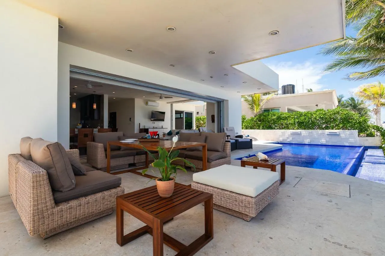 Вилла Casa Martini- Oceanfront Private Pool House For 6 Плая-дель-Кармен Мексика